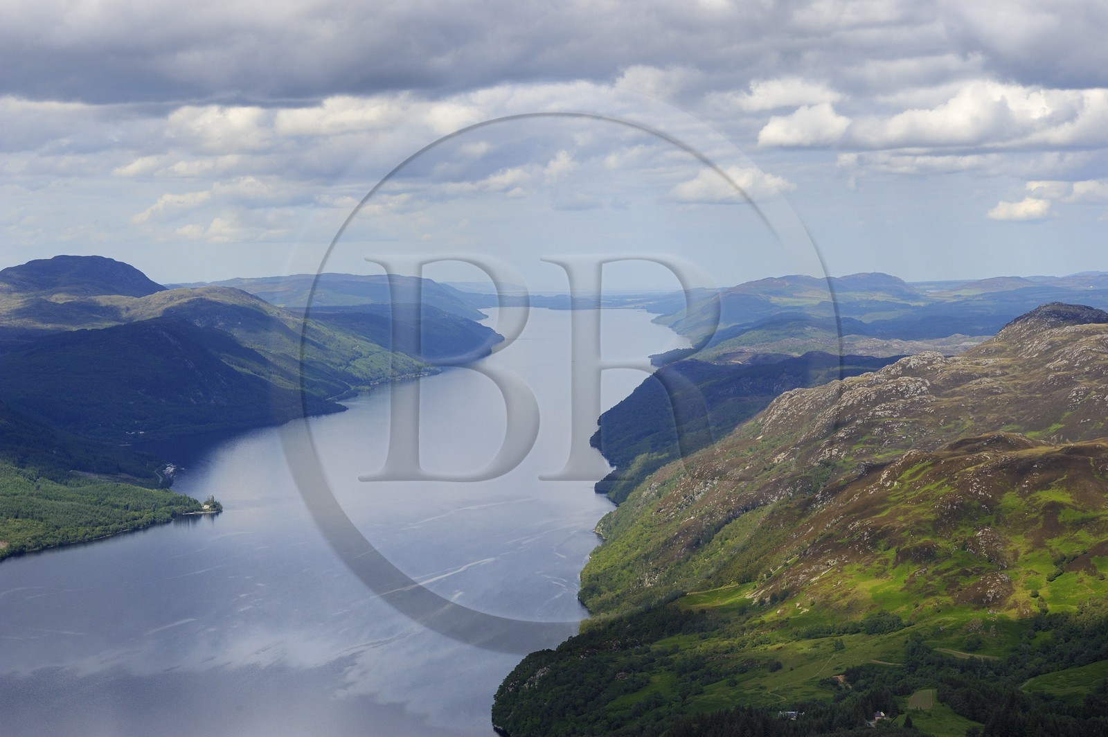 Royaume-Uni, Ecosse, Highland, le Loch Ness à la hauteur de Fort Augustus, Inverness et le Moray Firth en arrière plan (vue aérienne)