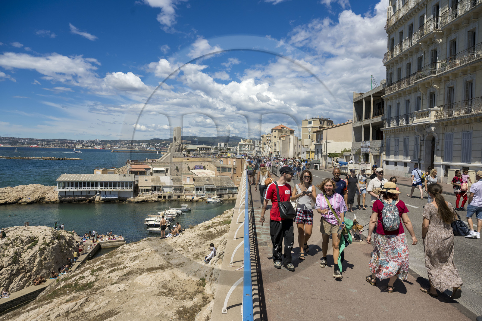France, Bouches-du-Rhône (13), Marseille, quartier d'Endoume, piscine maritime du Vallon des Auffes et la Corniche du Président John Fitzgerald Kennedy piétonne un dimanche par mois