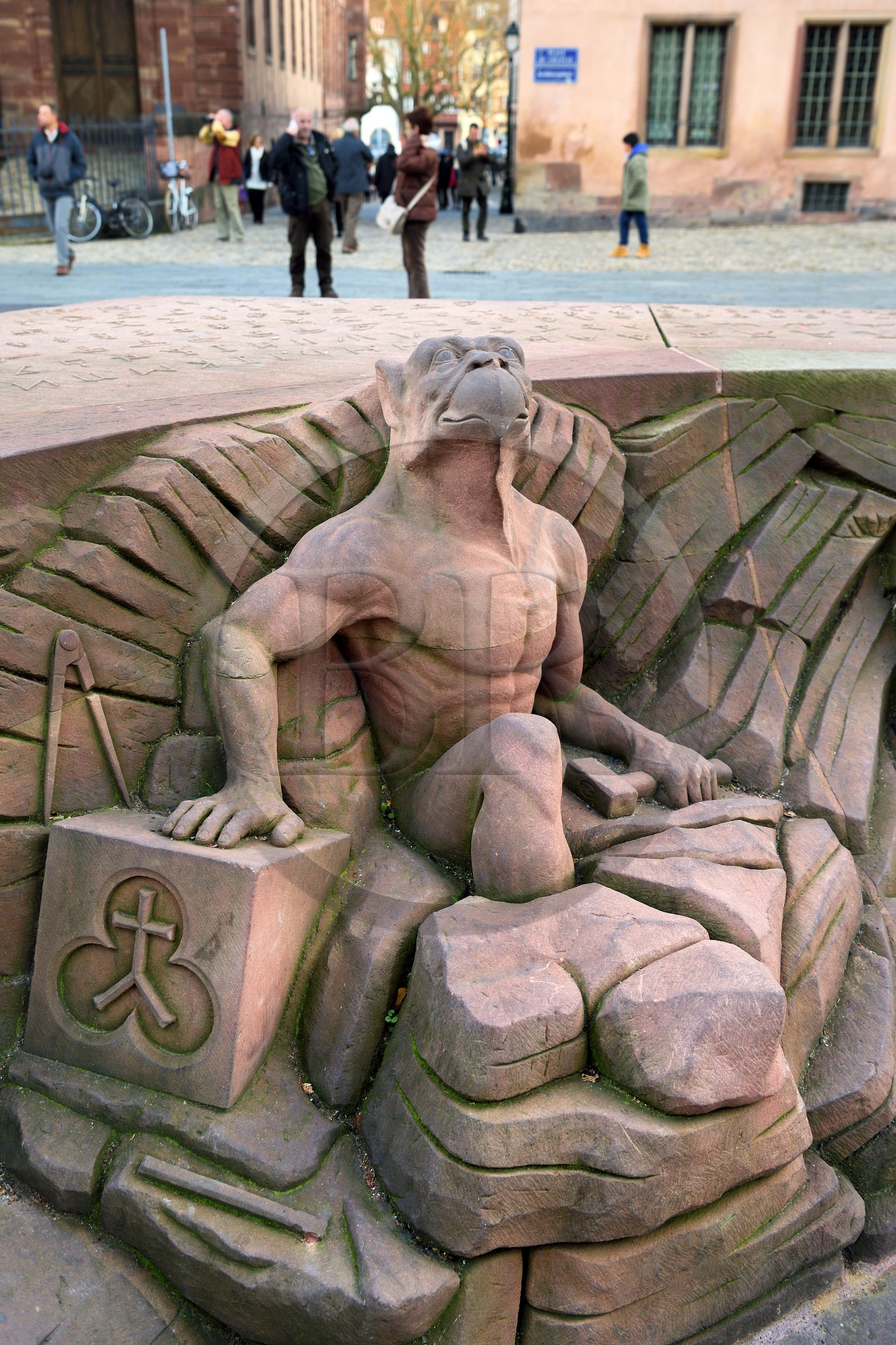France, Bas-Rhin (67), Strasbourg, vieille ville classée au Patrimoine Mondial de l'UNESCO, place du Château, chimère s'extrayant de la pierre avec le regard pointé vers le sommet de la Cathédrale