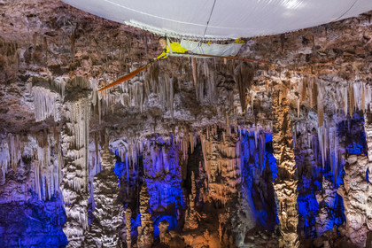 France, Gard (30), Méjannes-le-Clap, grotte de La Salamandre, découverte de la grotte en Aéroplume®, un ballon dirigeable individuel gonflé à l'hélium qui permet de s'envoler en battant des ailes