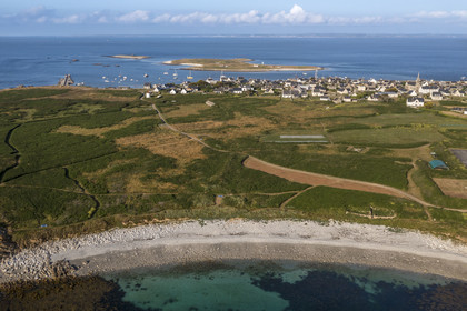 France, Finistère (29), Mer d'Iroise, archipel de Molène, Ile de Molène, la plage de Toul Bili, le bourg et l'ilot Lédenez Vraz en arrière plan (vue aérienne)