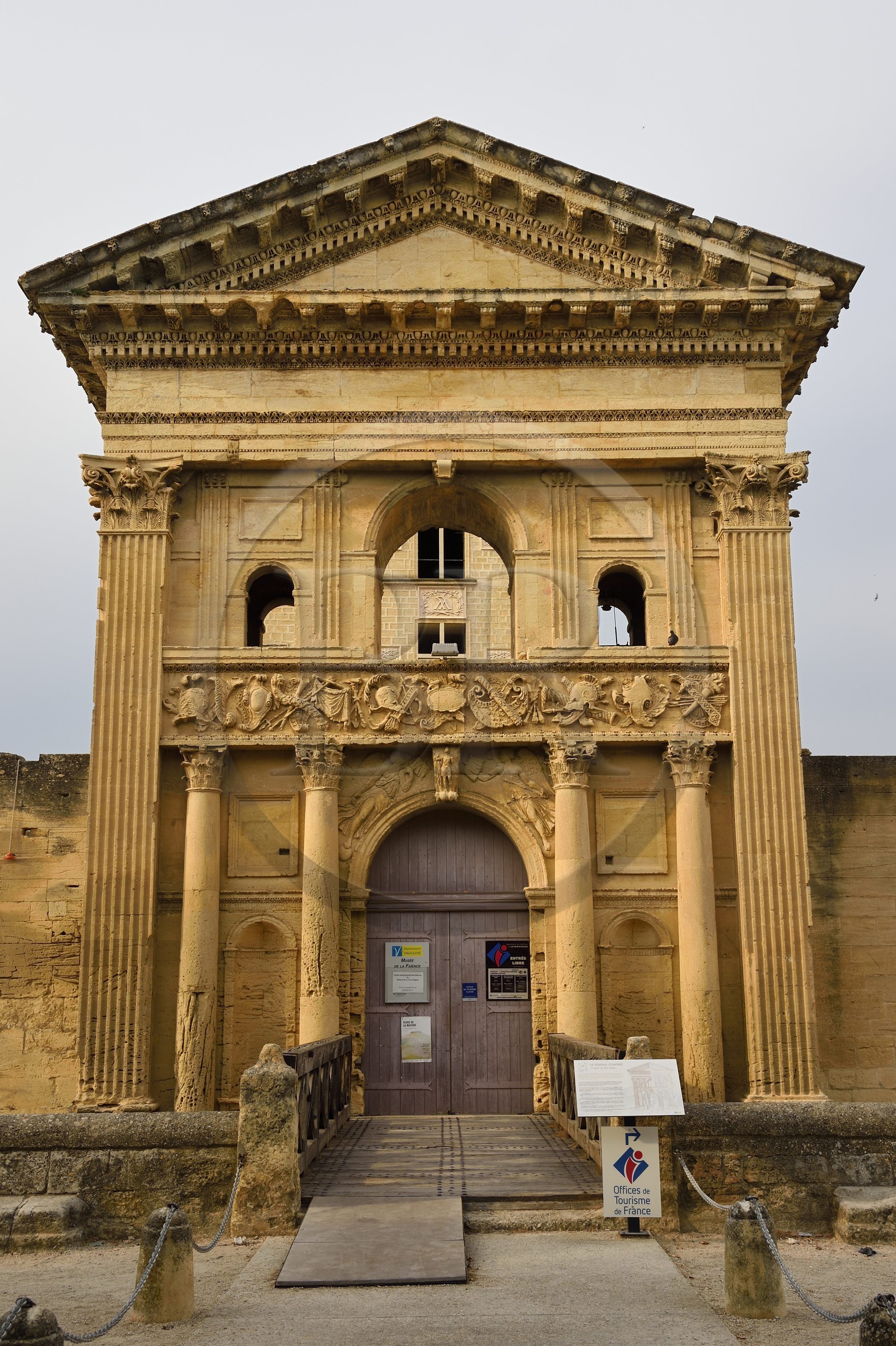 France, Vaucluse (84), Parc Naturel Regional du Luberon, La Tour d'Aigues, ruines du chateau Renaissance, le portail d'entrée