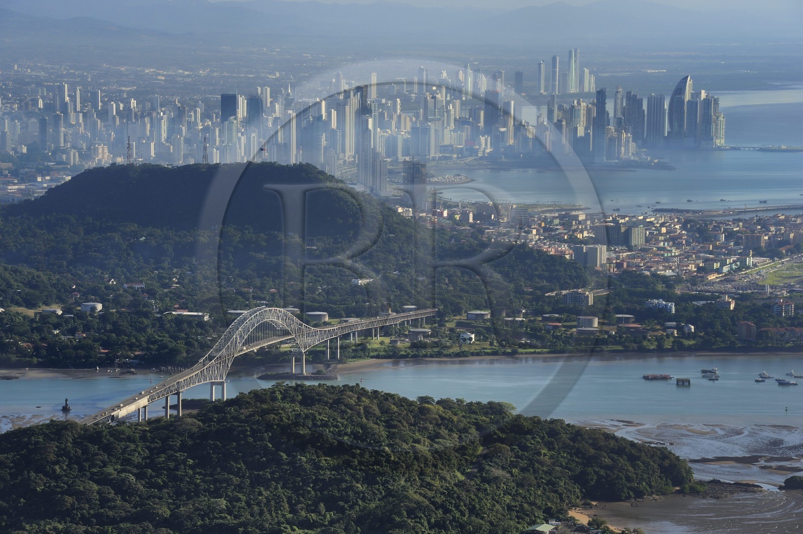 Panama, Panama City, les gratte-ciels du front de mer et le Pont des Amériques (Puente de las Americas) sur le chenal d'accès du Canal de Panama en premier plan (vue aérienne)