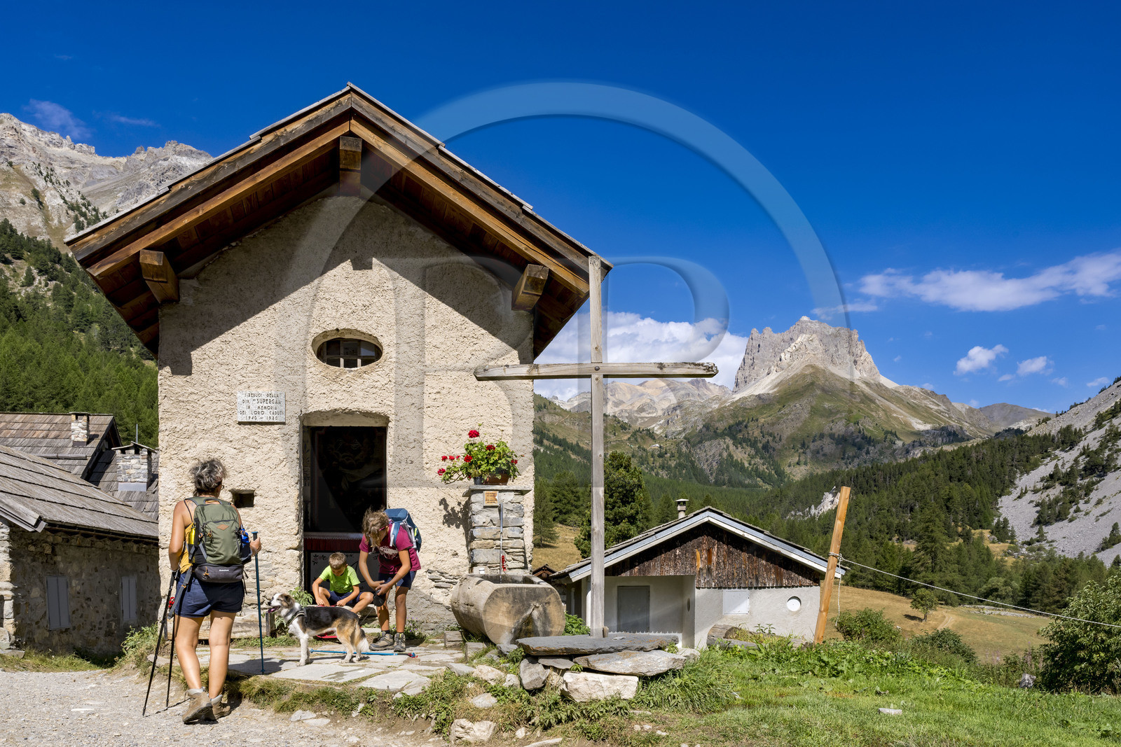 France, Hautes Alpes (05), Névache, la Vallée Étroite à la frontière italienne, hameau les Granges,  le Mont Thabor et le Grand Séru (à droite) en arrière plan