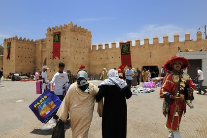 Maroc, région de l'Oriental, Oujda, marchand d'eau devant la porte de la médina Bab Sidi Abdel Wahab