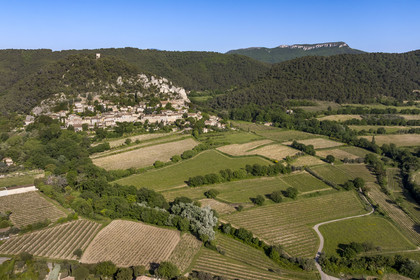 France, Vaucluse (84), Dentelles de Montmirail, le village médiéval de Séguret, labellisé Les Plus Beaux Villages de France, et la crête de Saint-Amand vue du Sud en arrière plan (vue aérienne)
