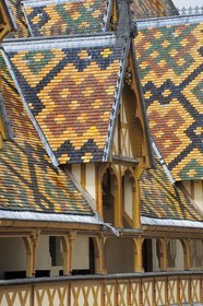 France, Côte-d'Or (21), Hospice de Beaune, tuiles colorées et détail de le toiture