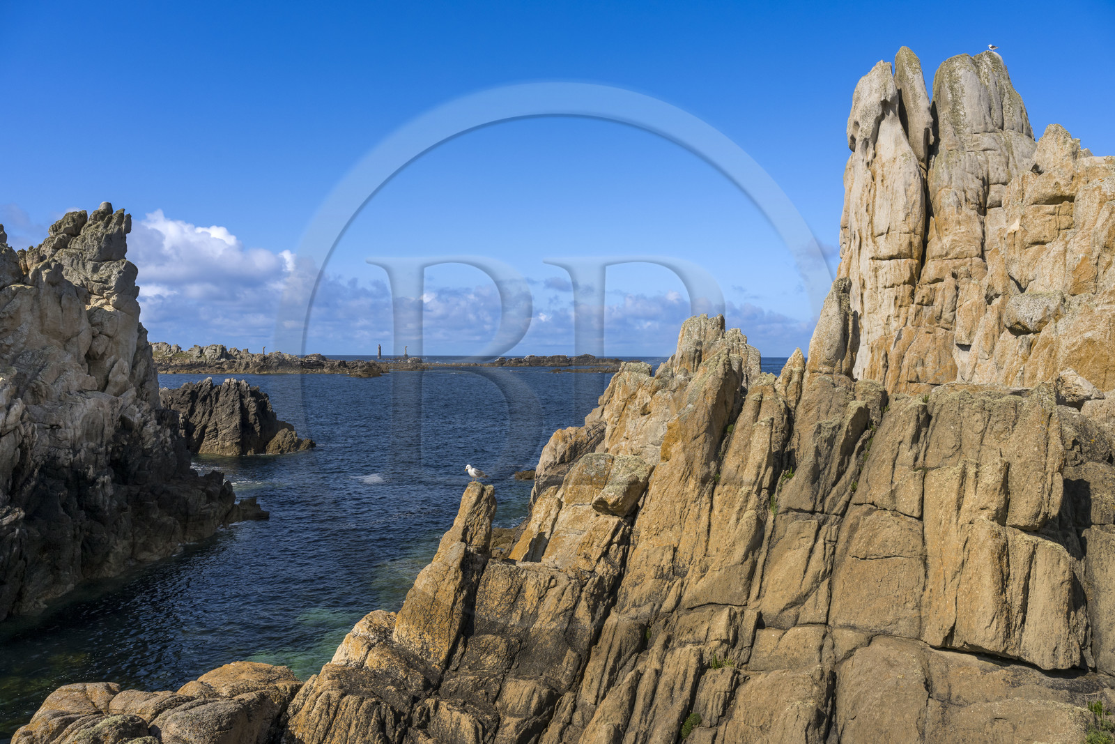 France, Finistère (29), Mer d'Iroise, Ile d'Ouessant, rochers façonnés par les tempêtes au pied du phare du Créac’h