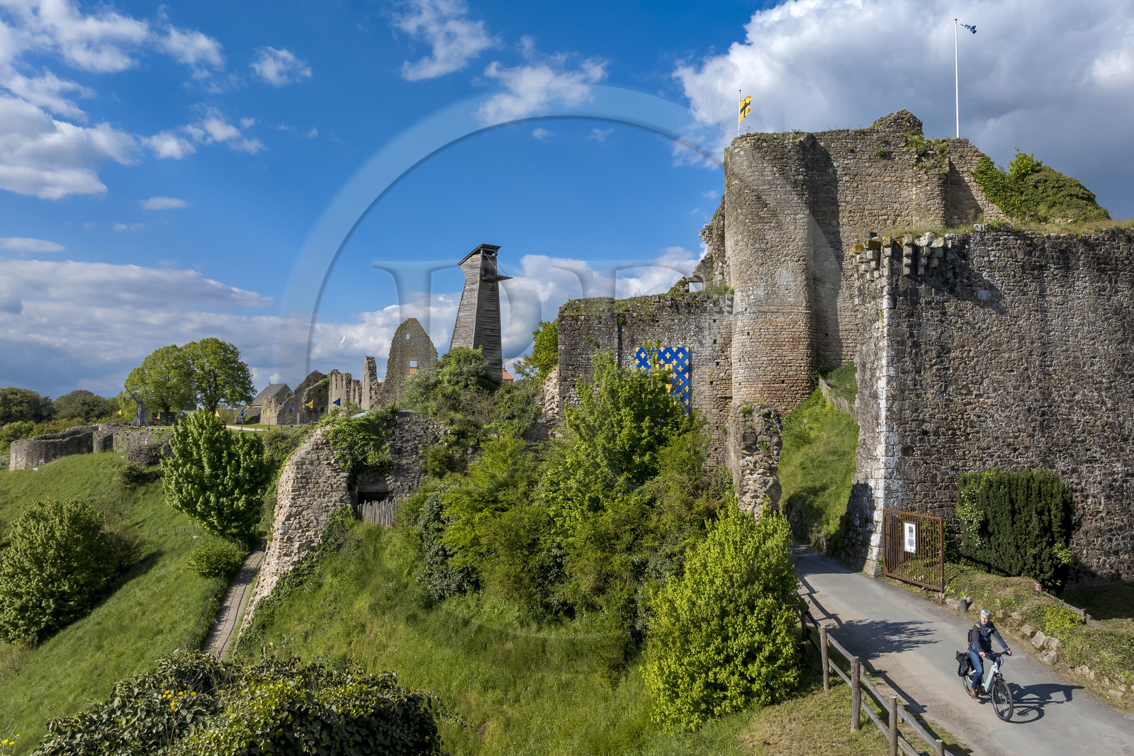 France, Vendée (85), Tiffauges, le chateau de Tiffauges,  ancien chateau fort en ruines où résida Gilles de Rais, randonnée à vélo (vue aérienne)