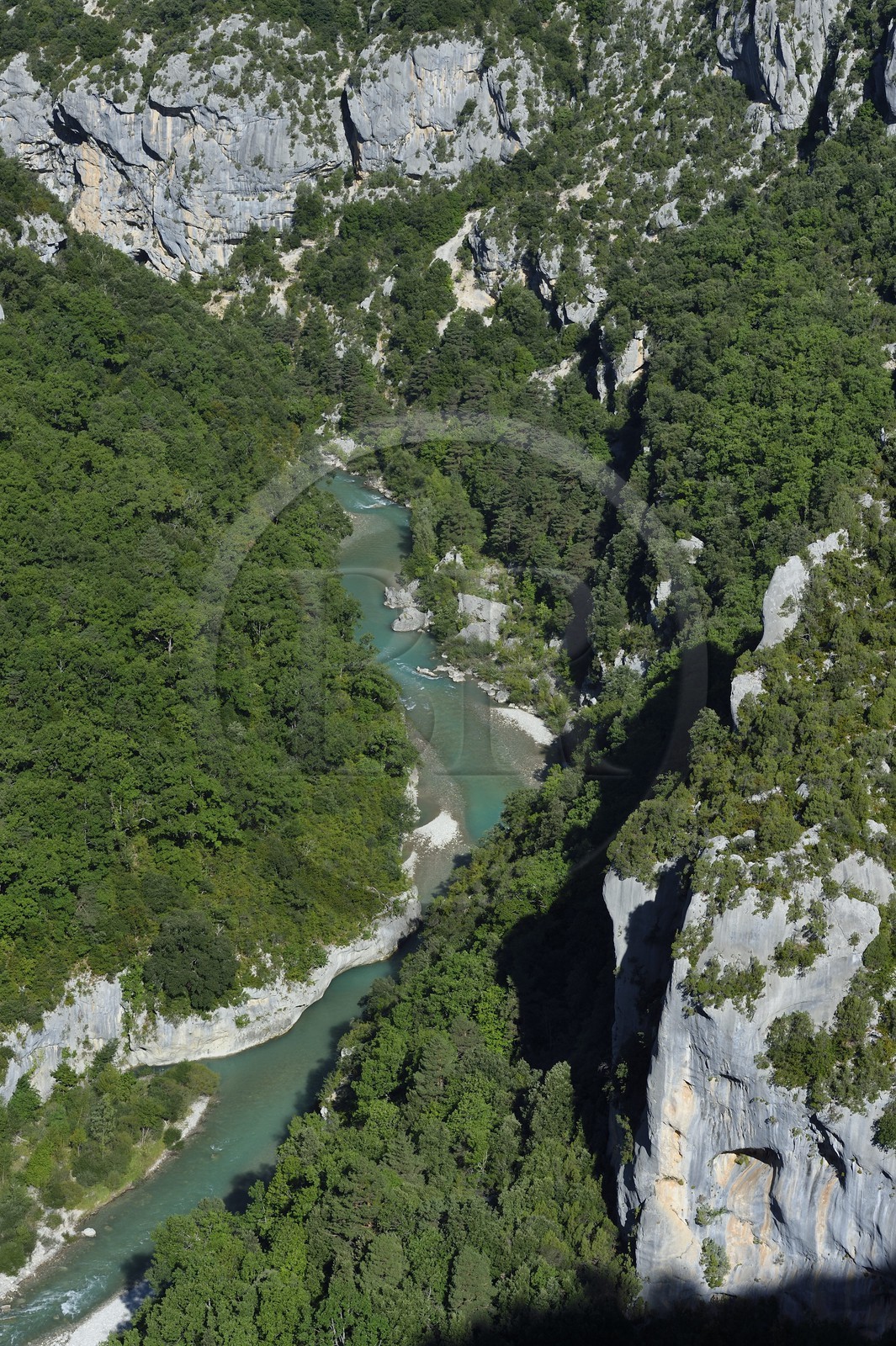 France, Alpes-de-Haute-Provence (04), parc naturel régional du Verdon, Gorges du Verdon, vue sur le Verdon et la Brèche Imbert depuis le belvédère du balcon de la Mescla