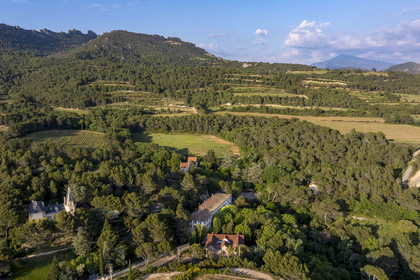 France, Vaucluse (84), Dentelles de Montmirail, Gigondas, grand hôtel-restaurant de Montmirail, le Mont Ventoux en arrière plan (vue aérienne)