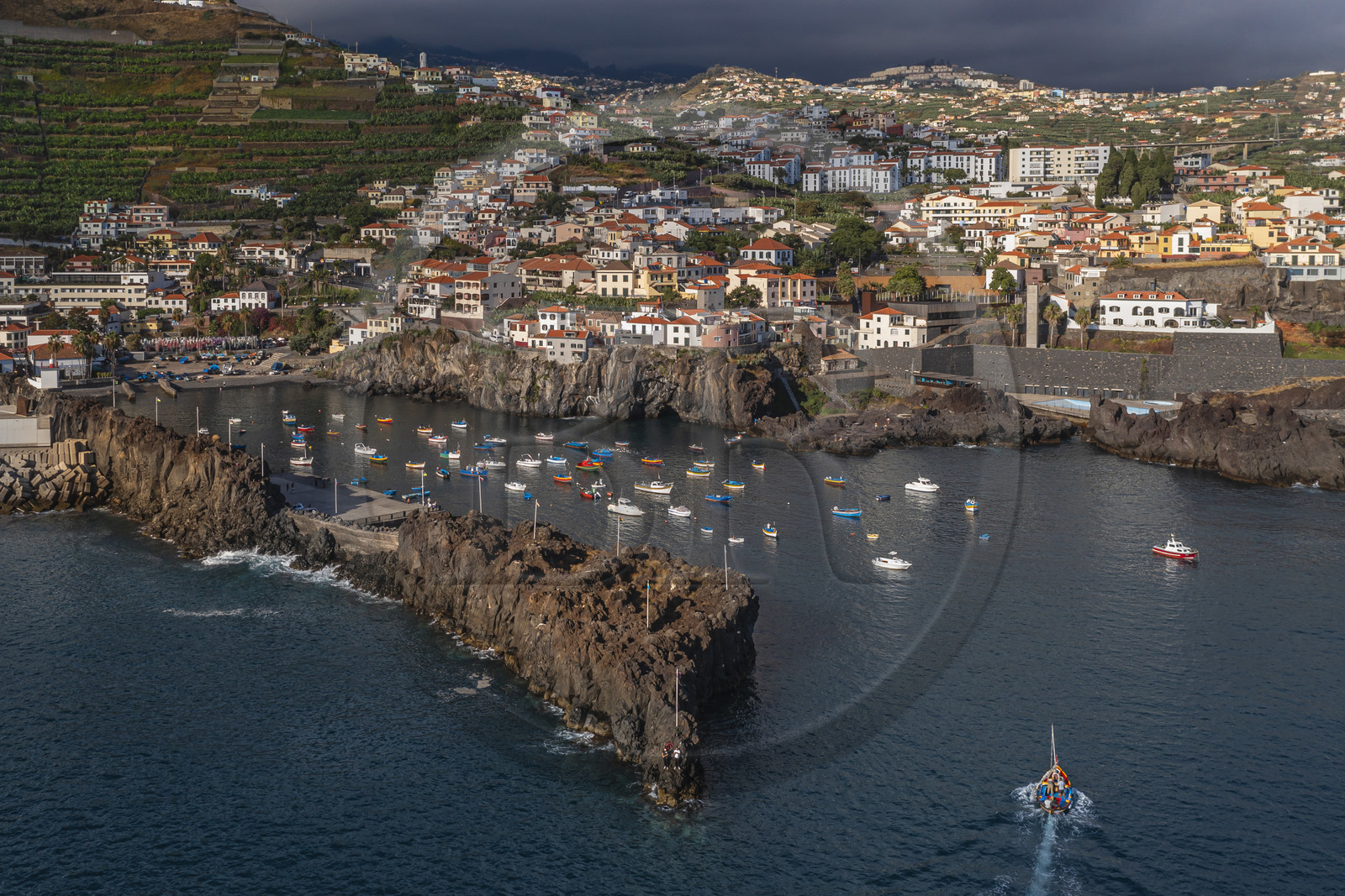 Portugal, Ile de Madère, le village de pecheurs de Camara de Lobos (vue aérienne)