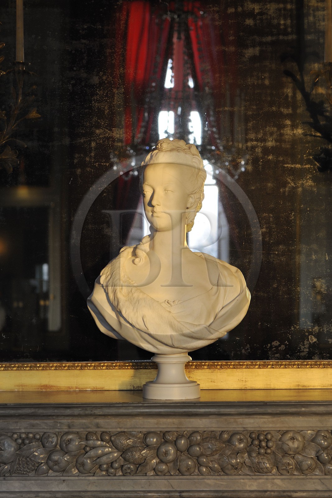 France, Yvelines (78), château de Versailles, classé Patrimoine Mondial de l'UNESCO, le domaine de Marie-Antoinette, le Petit Trianon, grande salle à manger avec un buste de Marie-Antoinette sur la cheminée