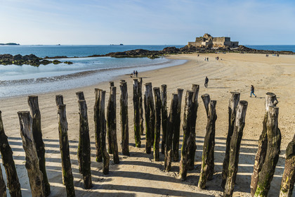 France, Ille-et-Vilaine (35), Côte d'Emeraude, Saint-Malo, Fort National conçu par Vauban et construit par Siméon Garangeau de 1689 à 1693, la plage de l'eventail à marée basse avec ses brise-lames en bois