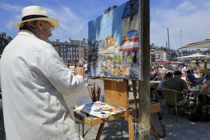 France, Calvados (14), Honfleur, le peintre honfleurais Daniel Lallemand peignant le Vieux-Bassin