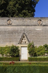 France, Loir-et-Cher (41), château de Villesavin (châteaux de la Loire), buste de François Ier sur un mur de la cour d'honneur