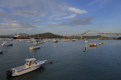 Panama, Panama City, chenal d'accès au Canal de Panama coté Océan Pacifique, un cargo Panamax passant sous le Pont des Amériques (Puente de las Americas)