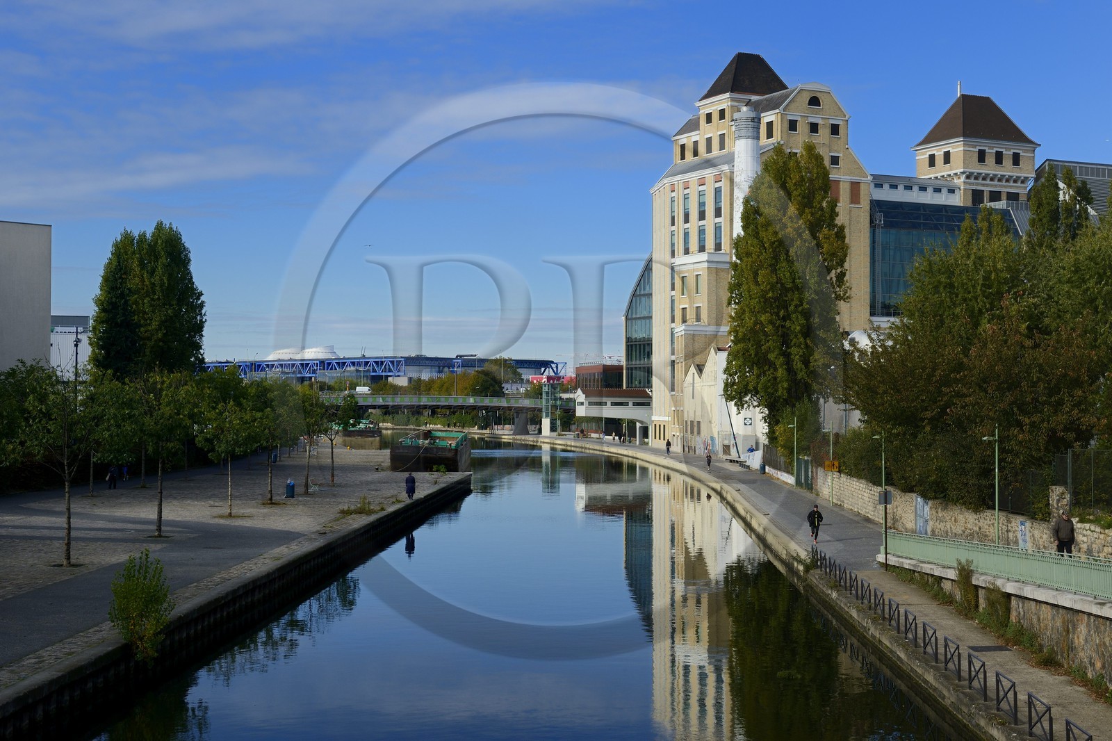 France, Seine-Saint-Denis (93), Pantin, Les anciens Grands Moulins de Pantin créées en 1884 réhabilités pour y réaliser un ensemble immobilier de bureaux conçu par le cabinet d'architectes Reichen et Robert pour BNP-Paribas Securities Services, le canal de l'Ourcq