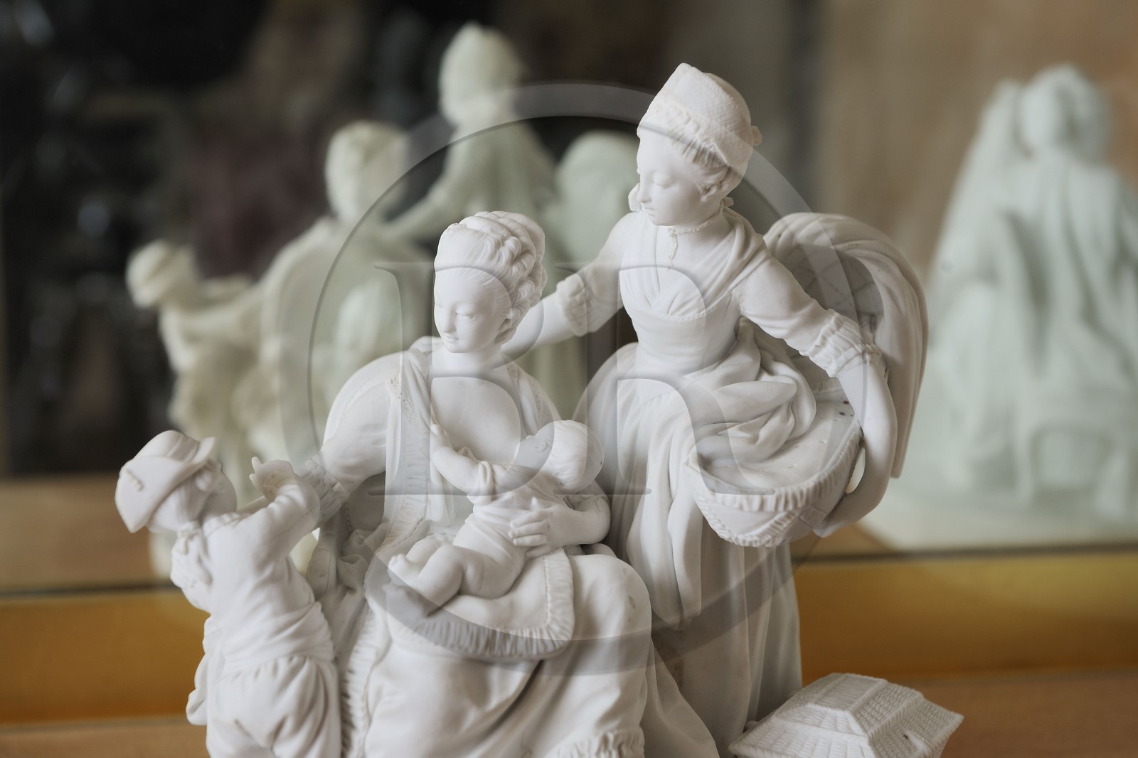 France, Yvelines (78), château de Versailles, classé Patrimoine Mondial de l'UNESCO, appartement de Marie-Antoinette au 2ème étage, biscuit représentant Marie-Antoinette et ses enfants dans leurs activités quotidiennes