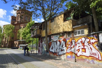 Allemagne, Berlin, quartier de Kreuzberg, Baumhaus an der Mauer est une maison de deux étages à Bethaniendamm en bordure de l'ancien Mur de Berlin construite par un immigré turc Osman Kalin