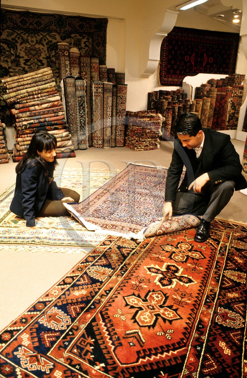 Turquie, Istanbul, marchand de tapis Galata au pied de la mosqu