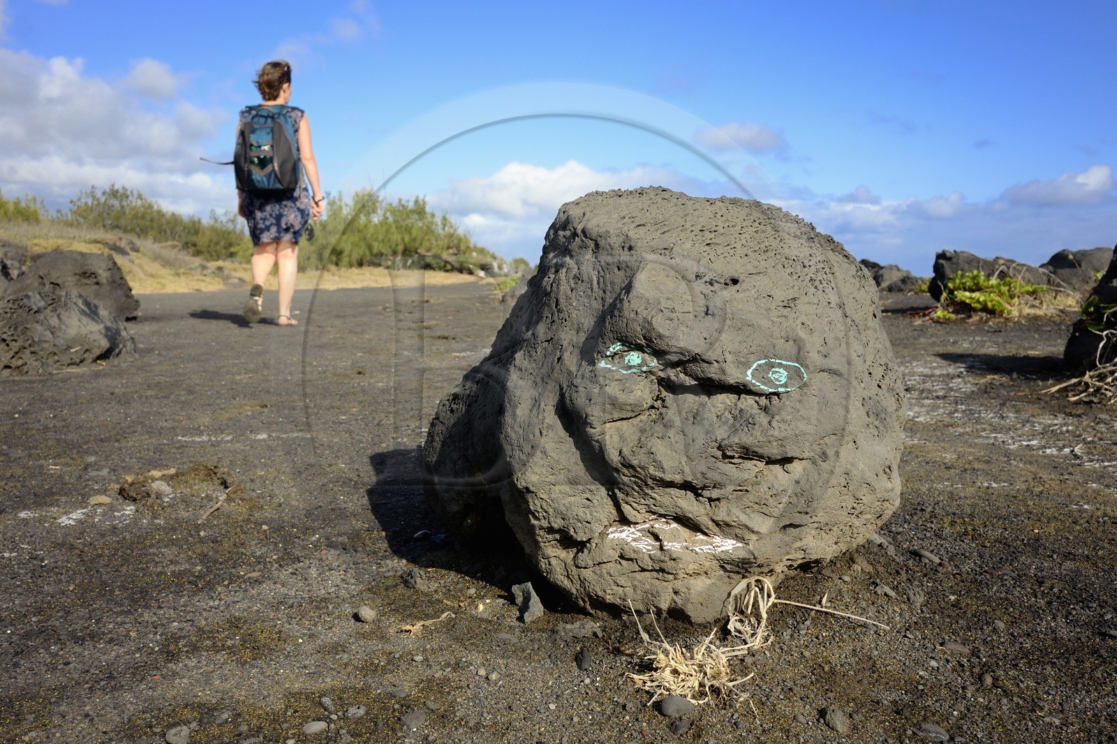 France, Ile de la Reunion, L'Etang Salé les Bains, la côte entre Le Gouffre et l'Etang du Gol, sculpture d'art brut sur la roches noires basaltiques d'origine volcanique