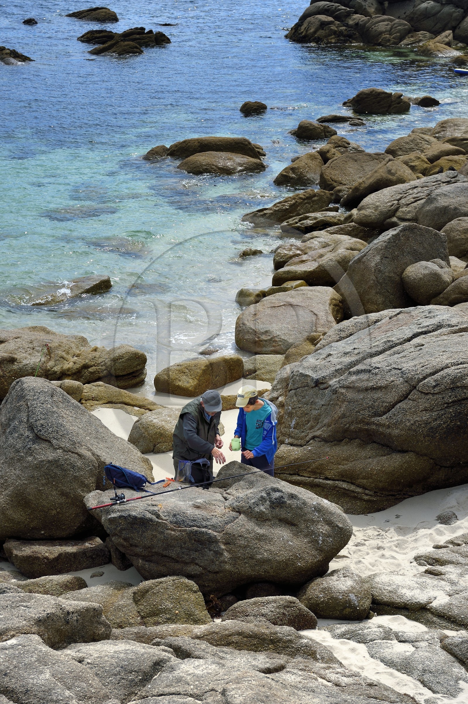 France, Finistere (29), Fouesnant, Pointe de Beg Meil, angler explaining to his grandson how to fish