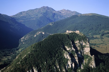 France, Ariège (09), Pays d' Olmes, château cathare de Montségur perché sur un pog (vue aérienne)