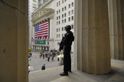 Etats-Unis, New York, Manhattan, policier lourdement armé montant la garde devant la bourse de Wall Street