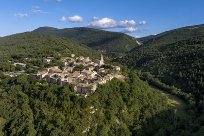 France, Drôme (26), parc naturel régional des Baronnies provençales, le village perché de Saint-Auban-sur-l'Ouvèze (vue aérienne)