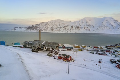Norvège, Svalbard, Spitzberg, Longyearbyen, Taubanesentralen à gauche, batiment central abandonné du téléphérique utilisé pour le transport des chariots de charbon des mines vers le port (vue aérienne)