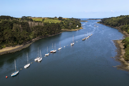 France, Finistère (29), Pays des Abers, Aber Wrac'h, Plouguerneau, mouillage de voiliers près de la cale de Paluden (vue aérienne)