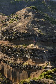 Portugal, Ile de Madère, randonneur sur le sentier du Vereda do Areeiro entre les monts Pico Ruivo (1862m) et Pico Arieiro (1817m), au pied du Pico Arieiro