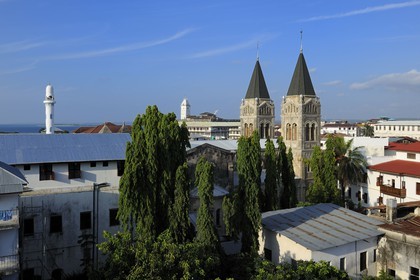 Tanzanie, archipel de Zanzibar, île de Unguja (Zanzibar), ville de Zanzibar, quartier Stone Town, classé Patrimoine Mondial de l' UNESCO, la cathédrale Saint Joseph et le minaret d'une mosquée