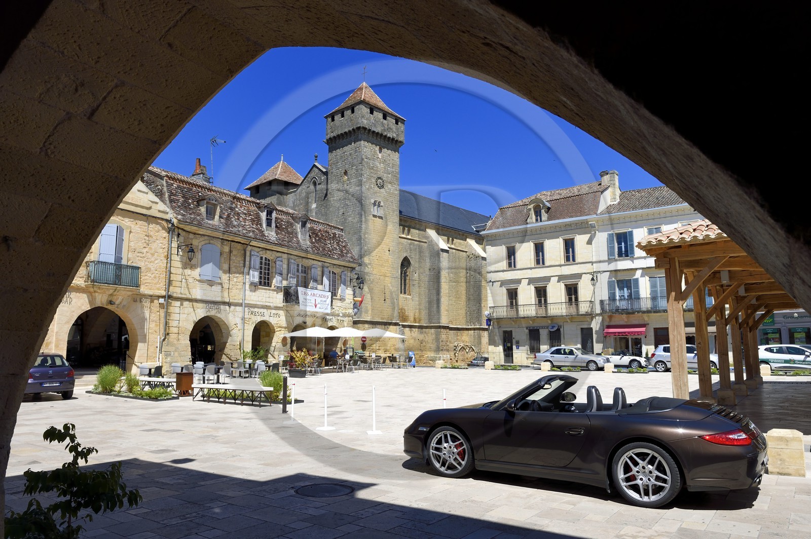 France, Dordogne (24), Périgord Pourpre, Beaumont-du-Périgord, la place Jean Moulin avec sa halle et l'église fortifiée Saint-Laurent-et-Saint-Front de style gothique anglais du XIIIe siècle au coeur de la bastide