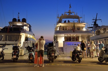 France, Var (83), Saint-Tropez, yacht sur le quai de Suffren au port, couple d'amoureux