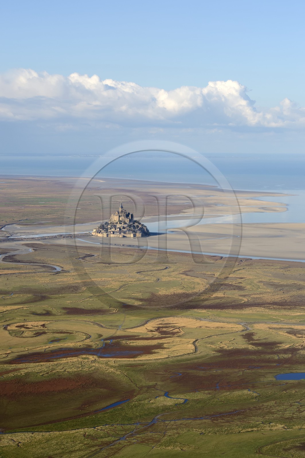 France, Manche (50), Baie du Mont-Saint-Michel, classée Patrimoine Mondial de l'UNESCO, le Mont-Saint-Michel, prés salés et bras de mer à marée basse en premier plan (vue aérienne)