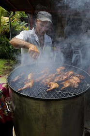France, Ile de la Reunion, côte sud, Saint-Philippe, restaurant La Mer Cassée en bordure de mer, poulet grillé aussi appellé poulet bitume, poulet la poussière ou encore poulet goudron