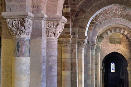 France, Haute-Loire (43), Brioude, la Basilique Saint-Julien de Brioude de style roman auvergnat, chapiteaux sculptés ornés de motifs, combat entre un chevalier chrétien et un chevalier sarrasin qui pourrait faire référence aux Croisades