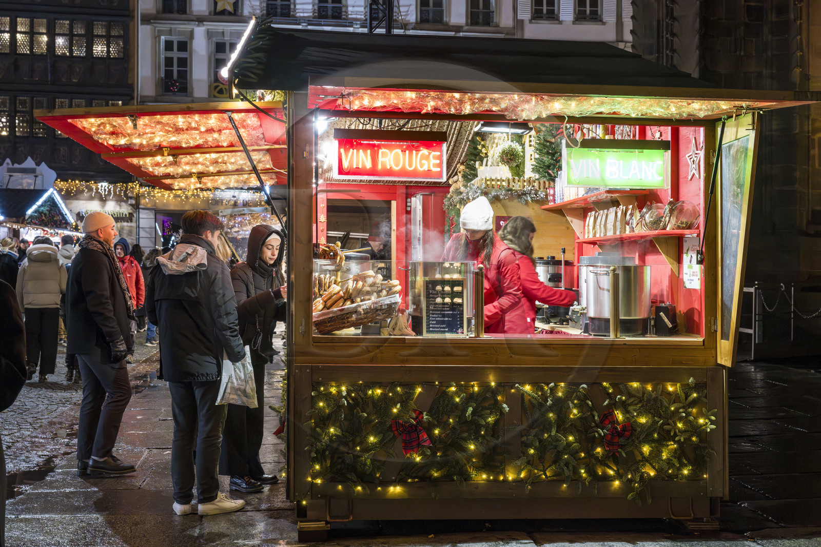 France, Bas Rhin, Strasbourg, old town listed as World Heritage by UNESCO, Notre Dame Cathedral, Christmas market (Christkindelsmarik) at the foot of Notre Dame Cathedral, mulled wine (glühwein)stand