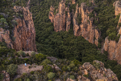 France, Var (83), entre Bagnols-en-Forêt et Roquebrune-sur-Argens, randonneur à l'entrée des Gorges du Blavet (vue aérienne)