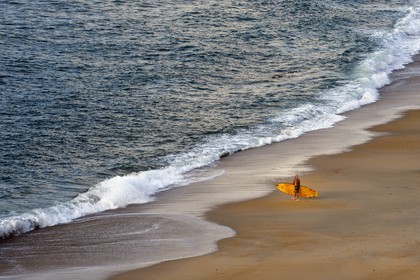 France, Pyrénées-Atlantiques (64), Pays-Basque, Biarritz, surfer sur la Grande Plage