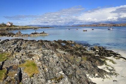 Royaume-Uni, Ecosse, Highland, Hébrides intérieures, rochers et  plage de sable sur l'Ile de Iona faisant face au Ross of Mull