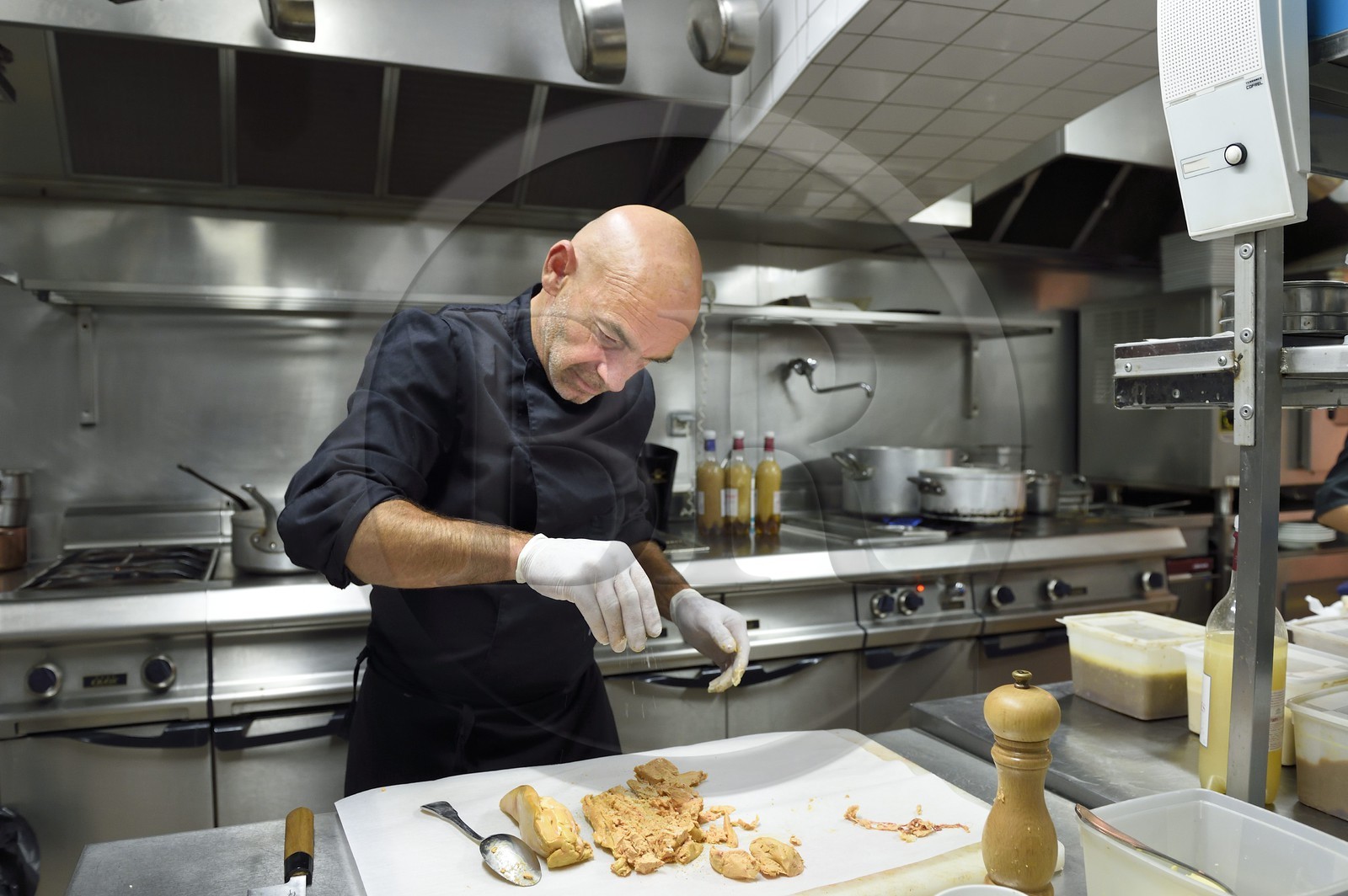 France, Dordogne (24), Périgord Noir, vallée de la Dordogne, Sarlat-la-Canéda, Patrick Lavergne le Chef de cuisine du restaurant Présidial prépare un lobe de foie gras