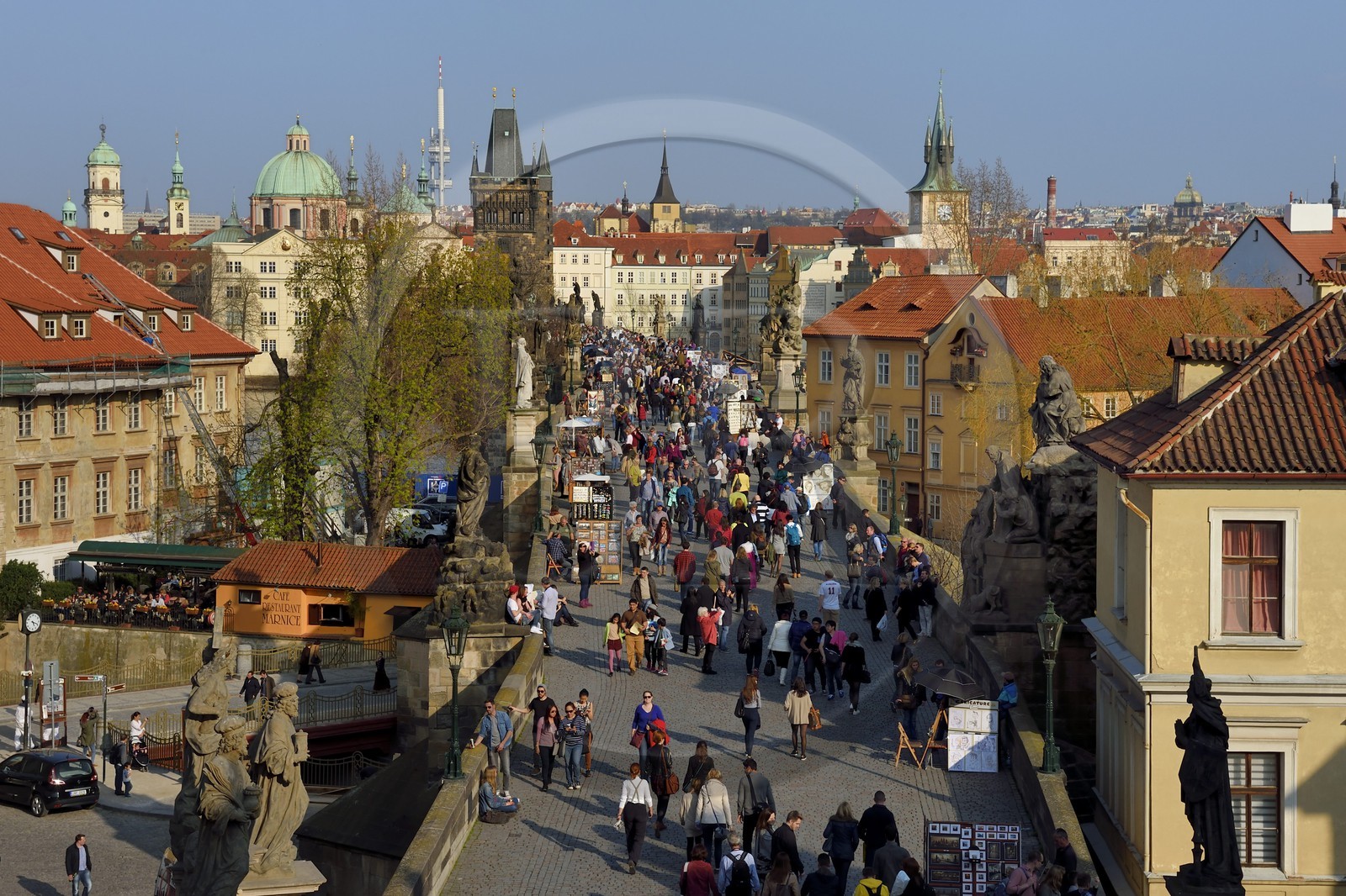 République Tchèque, Prague, centre historique classé Patrimoine Mondial de l' UNESCO, le pont Charles (Karluv Most ou Karlov Most) sur la rivière Vltava et le quartier de Kampa