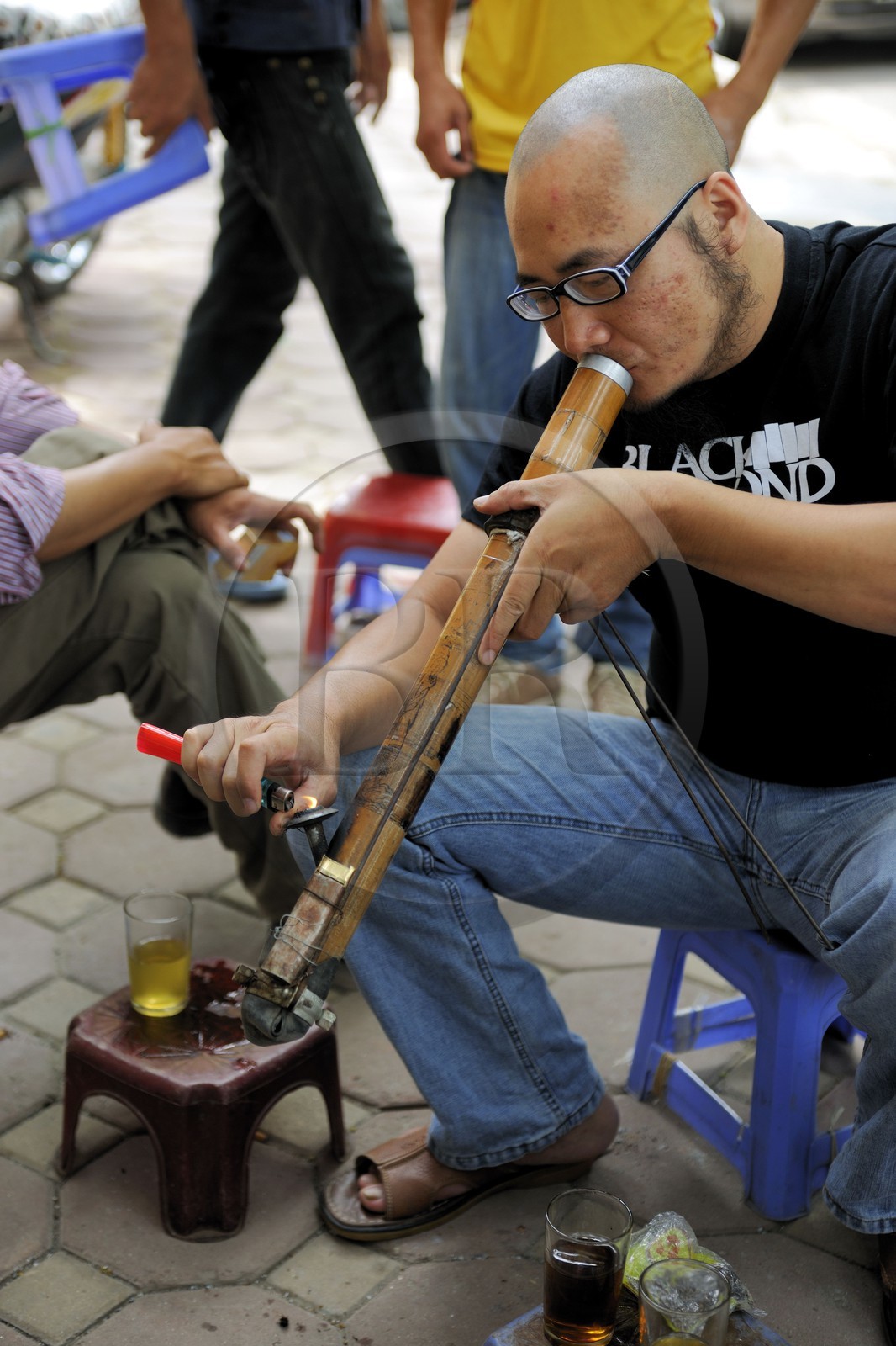 Vietnam, Hanoï, fumeur de tabac dans une pipe à eau appelée bang