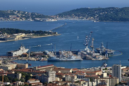 France, Var (83), Toulon, la rade et la base navale depuis le Mont Faron, cales sèches des Grands Bassins Vauban, la grande digue et la presqu'Ile de Saint-Mandrier en arrière plan