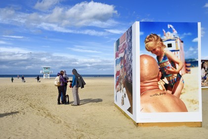 France, Calvados (14), Pays d'Auge, la côte Fleurie, Deauville, exposition de grands panneaux photo sur la plage du photographe Martin Parr à l'occasion du festival Planches Contact