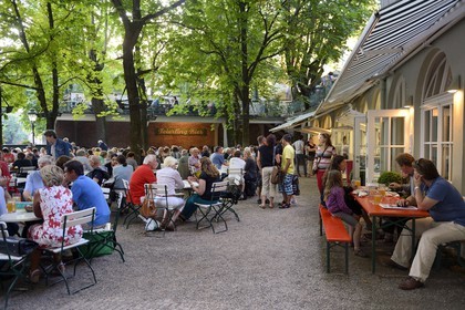 Germany, Baden-Wurttemberg, Freiburg im Breisgau, Biergarten Hausbrauerei Feierling at Gerberau 46, beer garden under the chestnut
