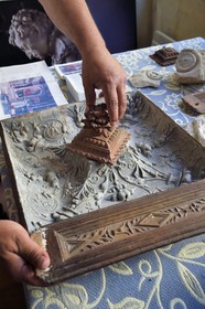France, Meuse (55), Saint-Mihiel, maison du sculpteur de la Renaissance Ligier Richier, plafond à caissons sculpté en terre cuite moulée au décor géométrique (vers 1540)